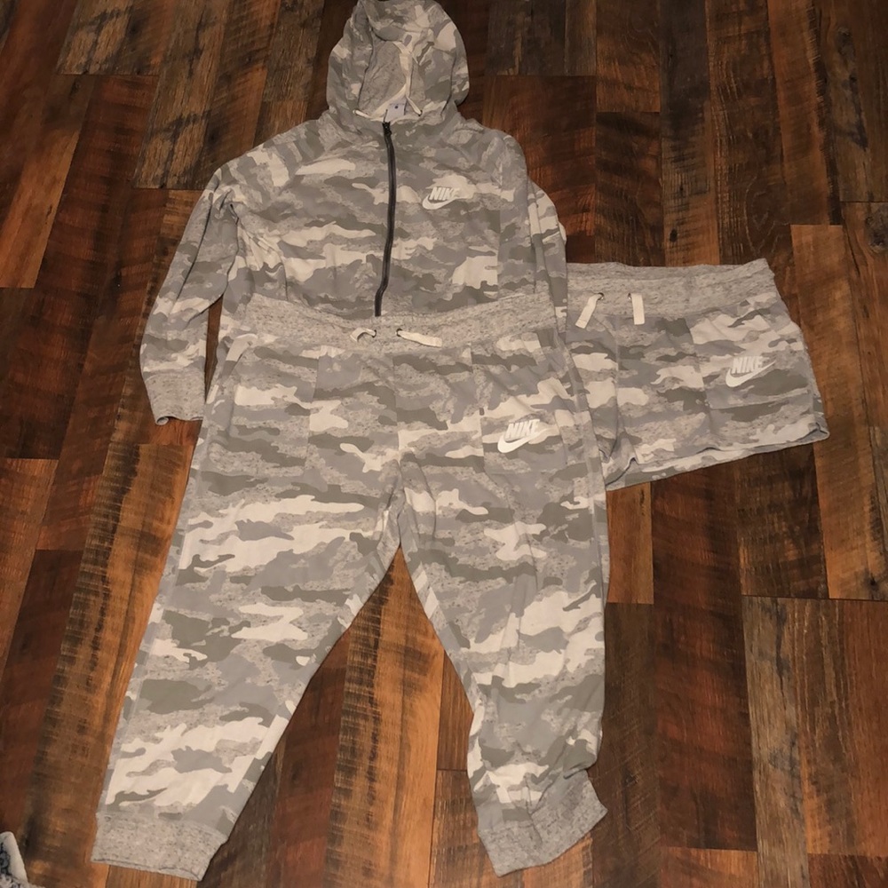 Women’s Nike XL camo set